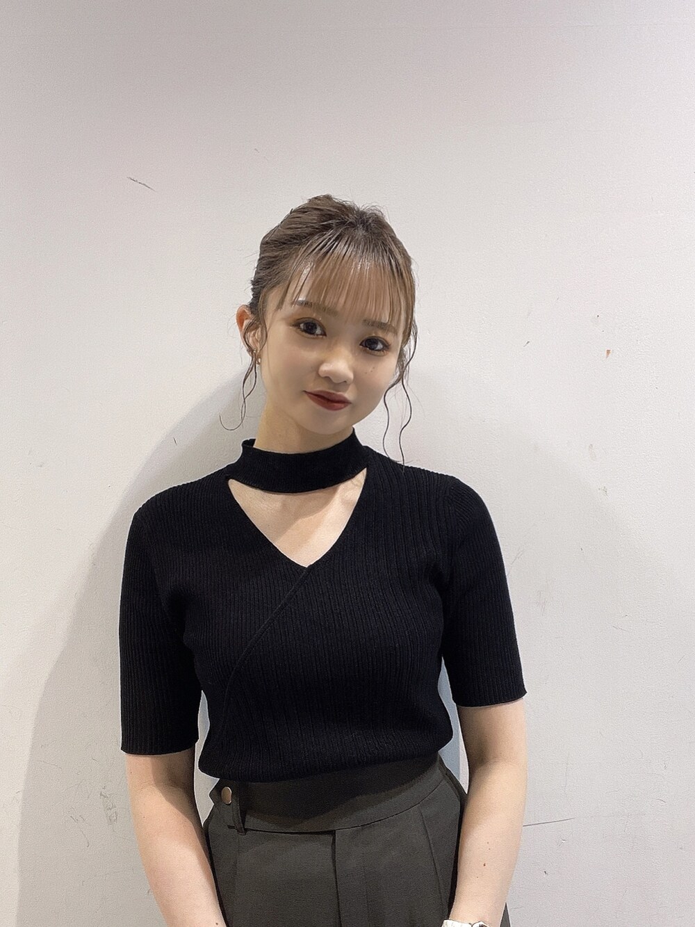 ホワイト系のサンダル、グレー系のスラックス、グレー系のテーラードジャケットを着用したレディースの春コーディネートの3枚目の写真