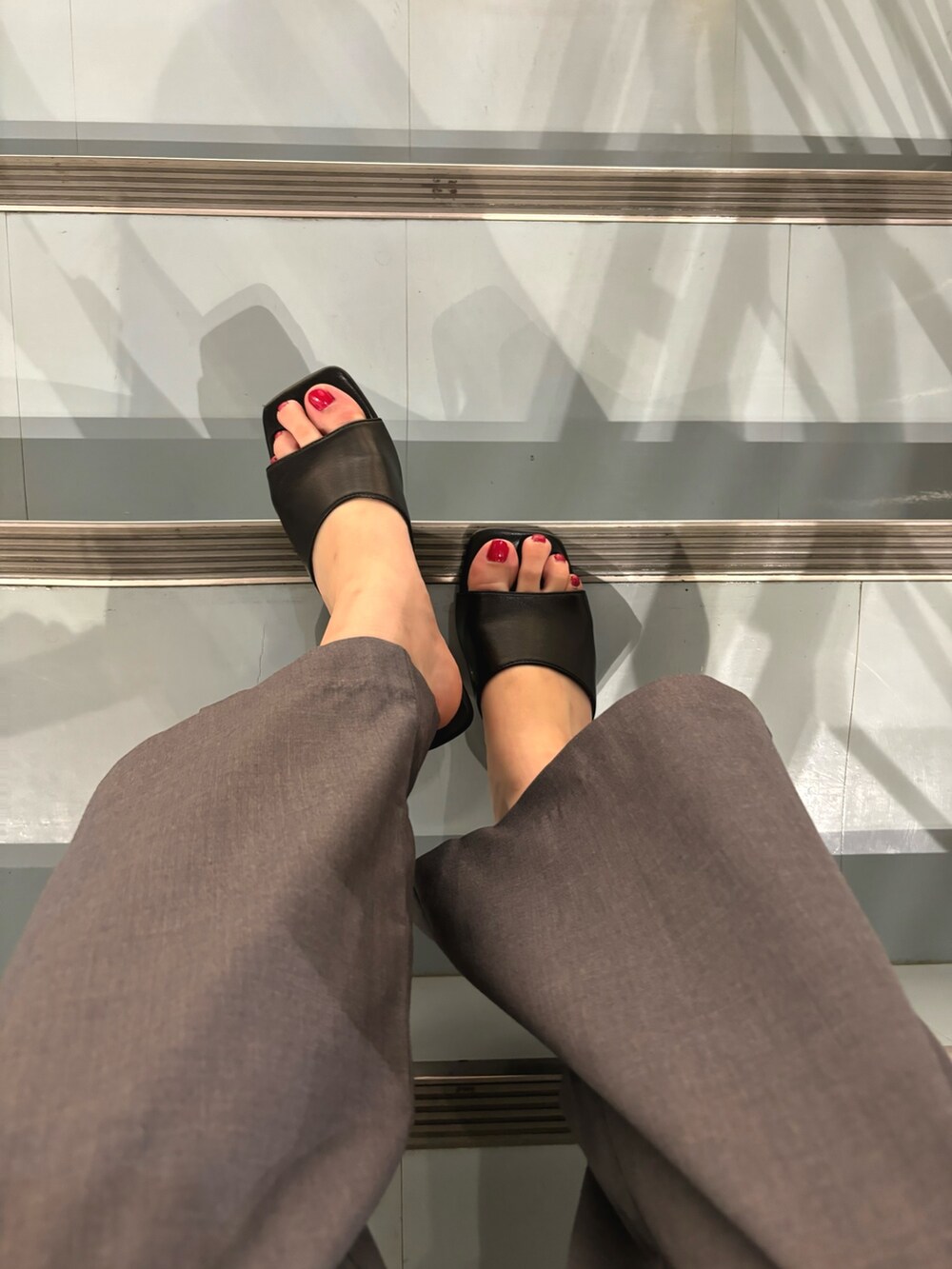 ブラック系のショルダーバッグ、ブラック系のサンダル、グレー系のその他パンツを着用したレディースの春コーディネートの7枚目の写真