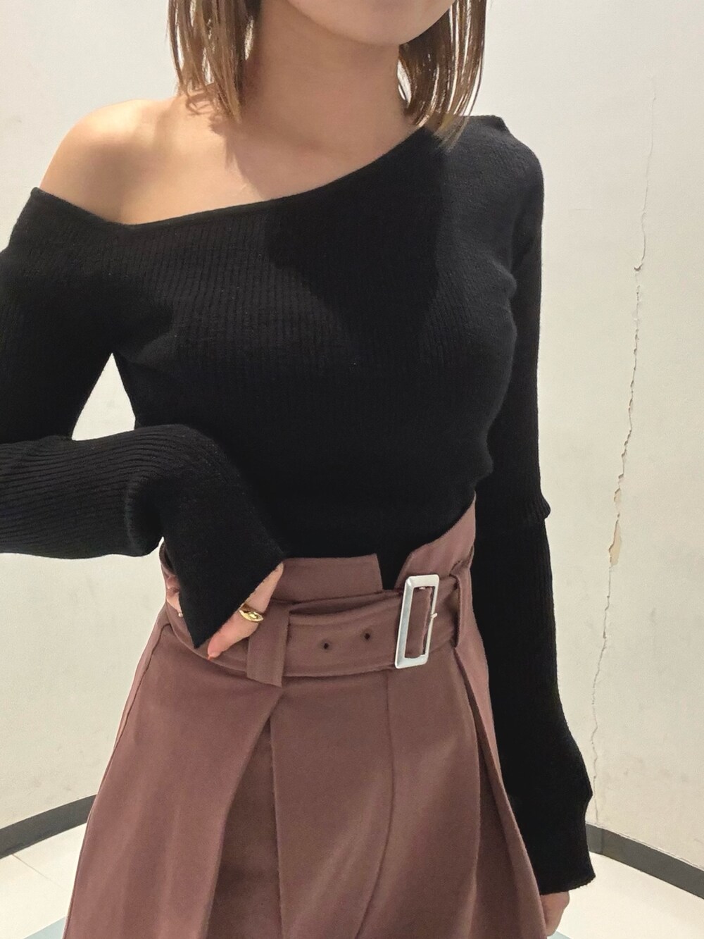 ピンク系のその他パンツ、ブラック系のニット/セーター、ブラック系のムートンコートを着用したレディースの秋コーディネートの5枚目の写真