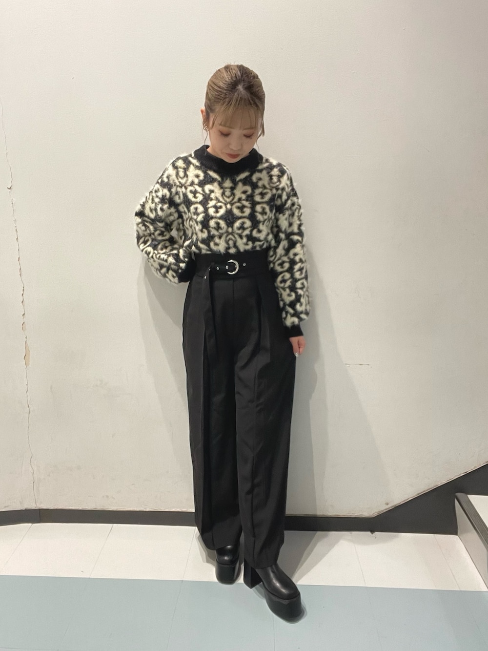 ブラック系のニット/セーター、ブラック系のその他パンツを着用したレディースの秋コーディネートの4枚目の写真