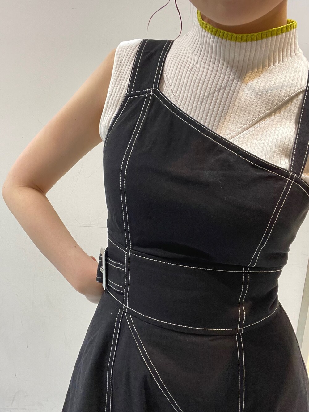 ブラック系のワンピース、ホワイト系のニット/セーター、ブラック系のショルダーバッグを着用したレディースの春コーディネートの5枚目の写真