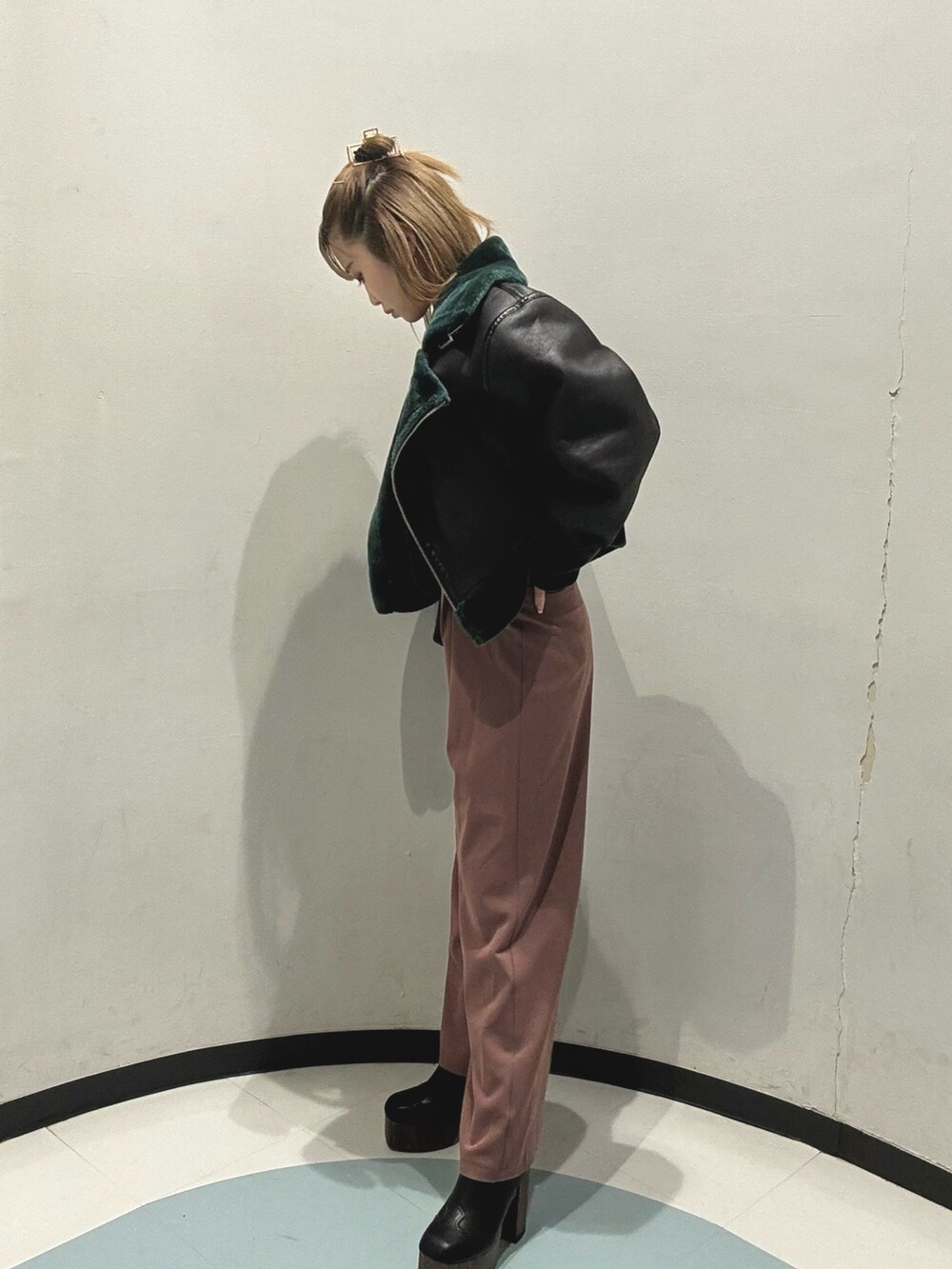 ピンク系のその他パンツ、ブラック系のニット/セーター、ブラック系のムートンコートを着用したレディースの秋コーディネートの3枚目の写真