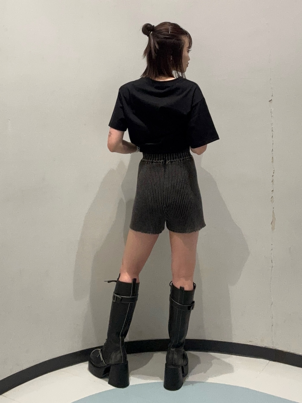 ブラック系のTシャツ/カットソー、ブラウン系のその他パンツ、ブラック系のブーツを着用したレディースの夏コーディネートの3枚目の写真