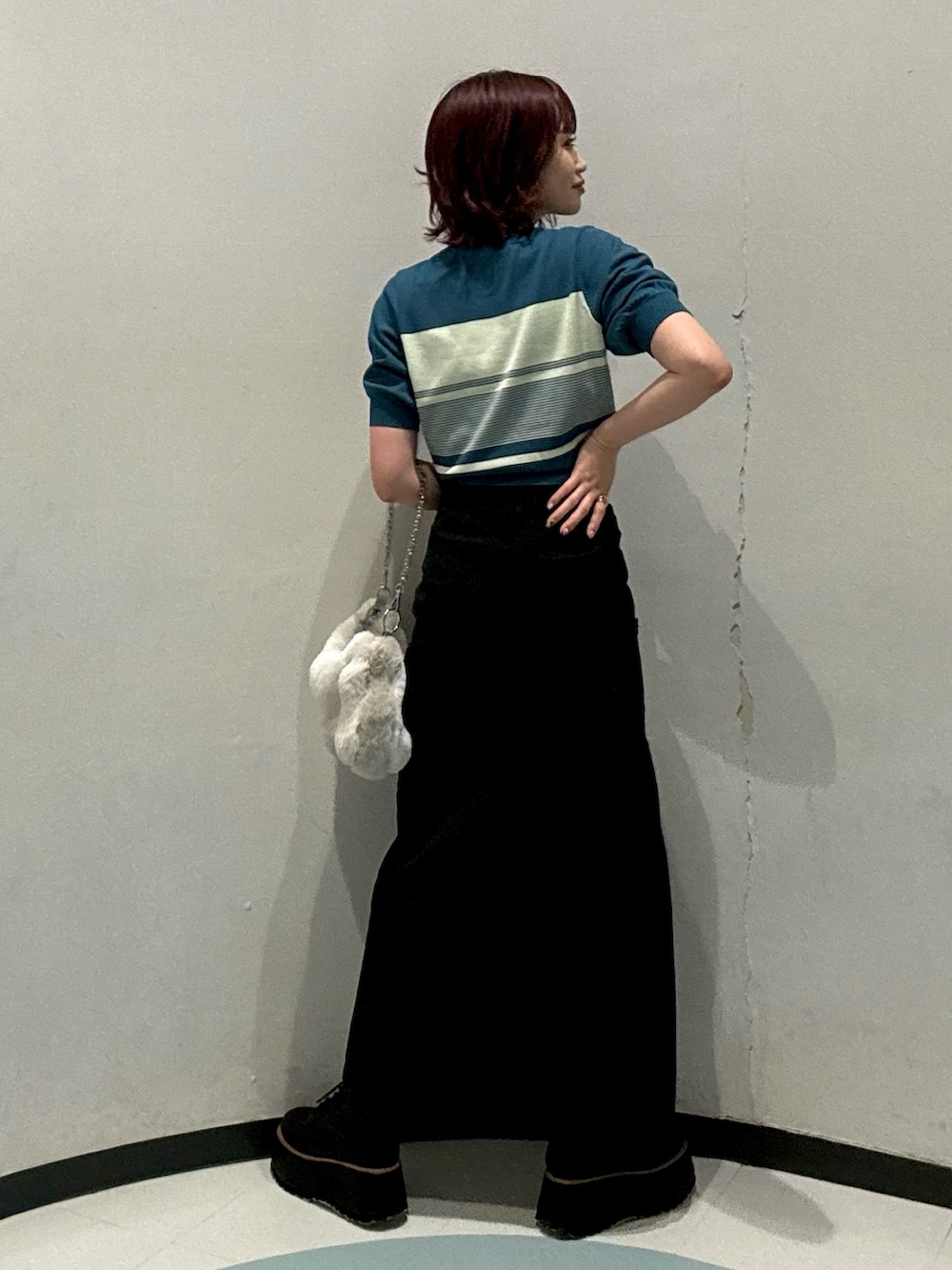 ブラック系のブーツ、その他のニット/セーター、ブラック系のデニムスカートを着用したレディースの夏コーディネートの3枚目の写真