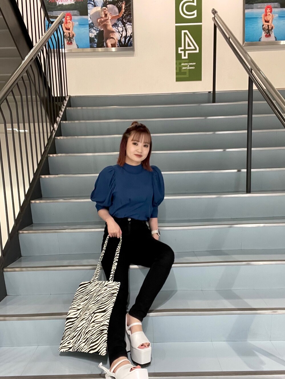 その他のトートバッグ、ブラック系のデニムパンツ、ホワイト系のサンダルを着用したレディースの春コーディネートの2枚目の写真