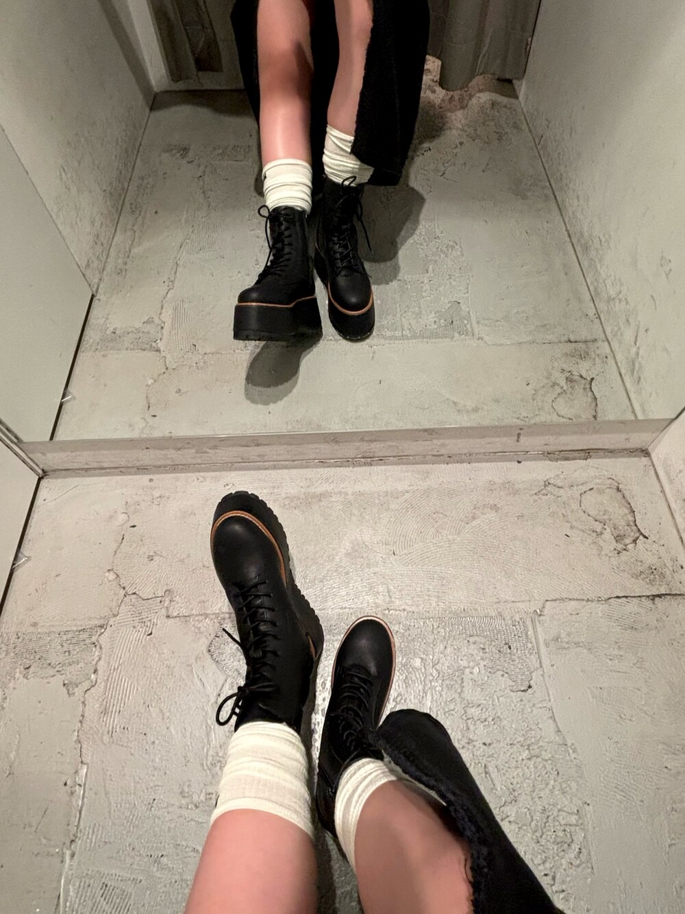 ブラック系のブーツ、その他のニット/セーター、ブラック系のデニムスカートを着用したレディースの夏コーディネートの7枚目の写真