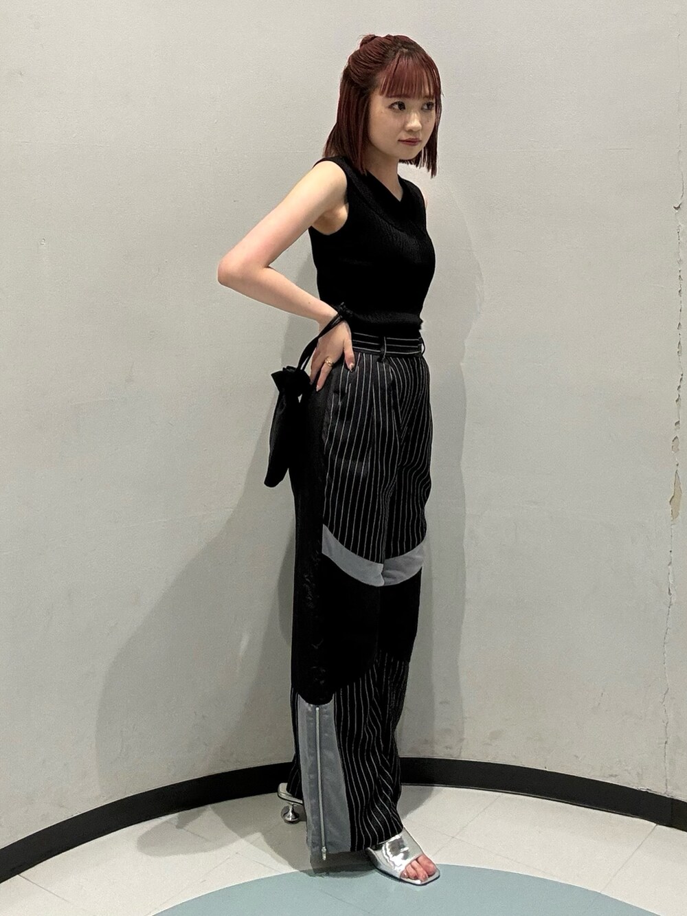 ブラック系のその他パンツ、ブラック系のショルダーバッグ、ブラック系のニット/セーターを着用したレディースの夏コーディネートの2枚目の写真