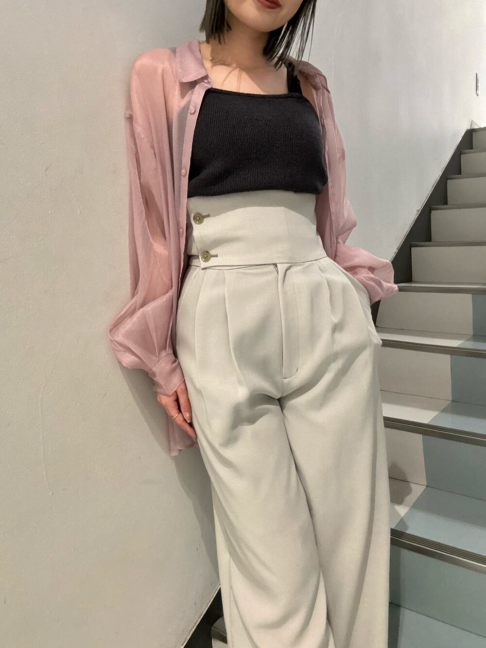 グレー系のニット/セーター、グレー系のその他パンツ、ピンク系のシャツ/ブラウスを着用したレディースの春コーディネートの5枚目の写真