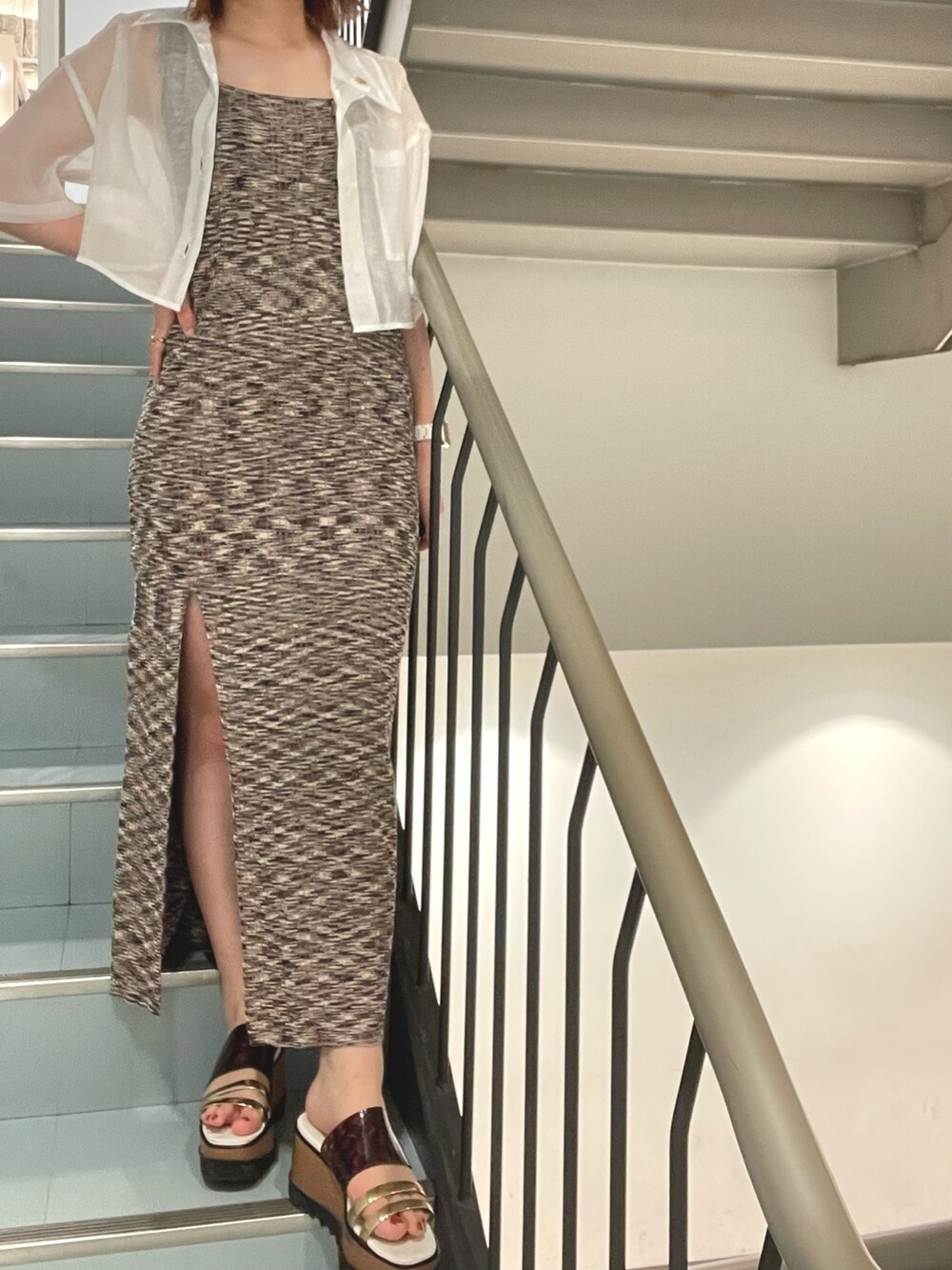 ブラウン系のワンピース、その他のサンダル、ブラック系のショルダーバッグを着用したレディースの春コーディネートの4枚目の写真