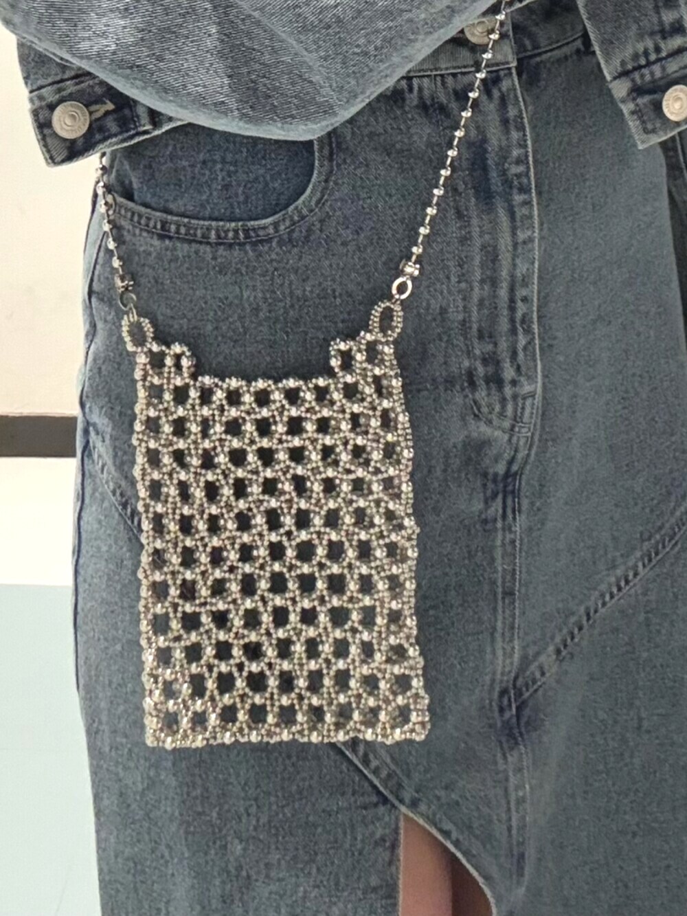 ブルー系のデニムジャケット、ブルー系のデニムスカート、ブルー系のTシャツ/カットソーを着用したレディースの冬コーディネートの6枚目の写真