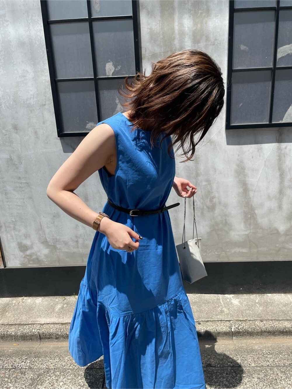 ブルー系のワンピース、ホワイト系のショルダーバッグ、ブラック系のサンダルを着用したレディースの夏コーディネートの4枚目の写真