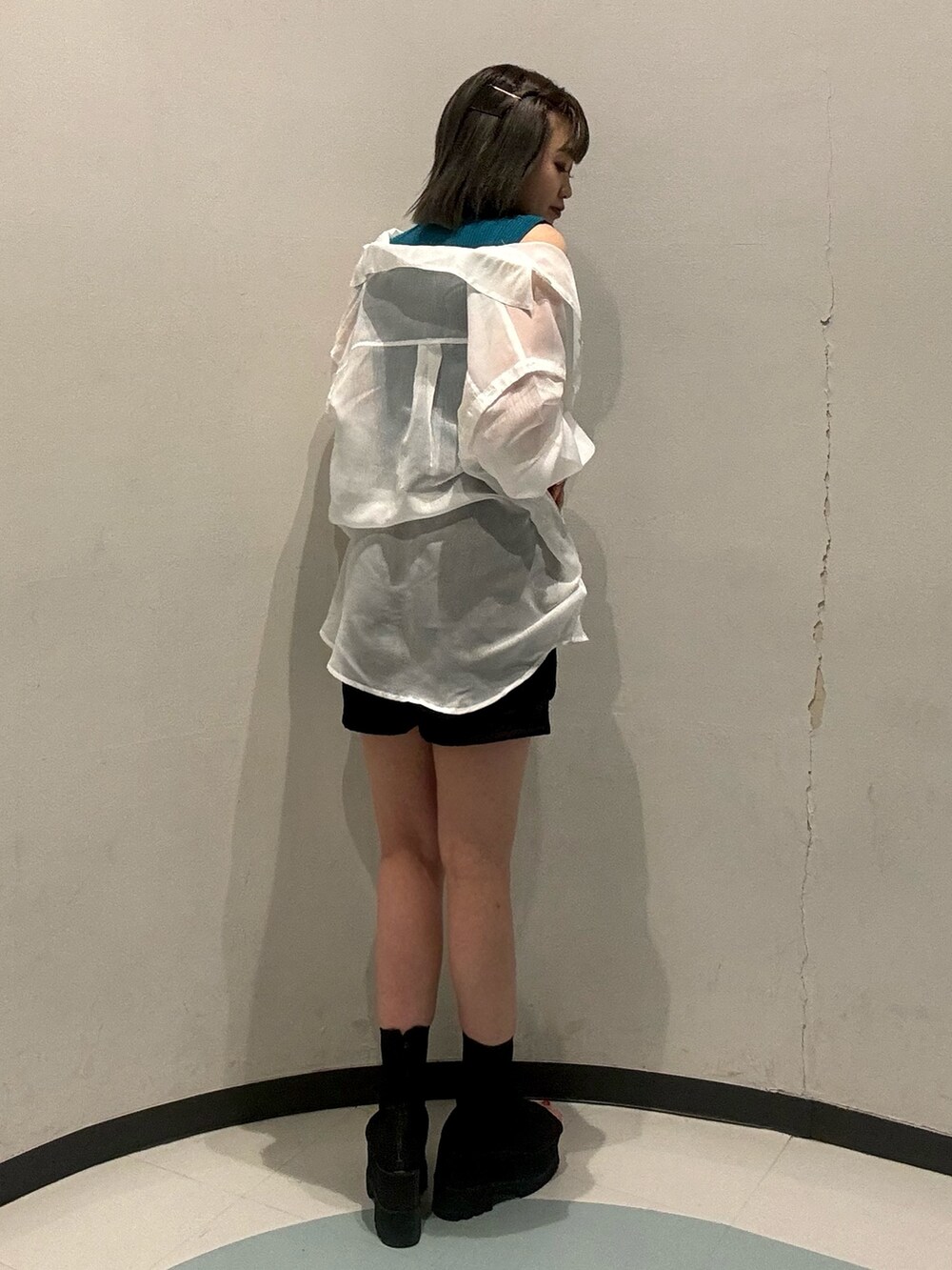 ピンク系のシャツ/ブラウス、ブルー系のニット/セーター、ブラック系のカーゴパンツを着用したレディースの春コーディネートの3枚目の写真