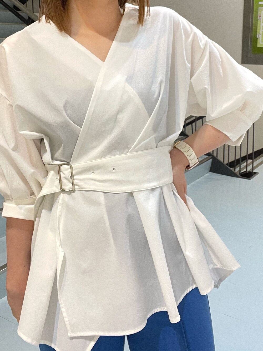 ブラック系のショルダーバッグ、ホワイト系のシャツ/ブラウス、その他のサンダルを着用したレディースの春コーディネートの5枚目の写真