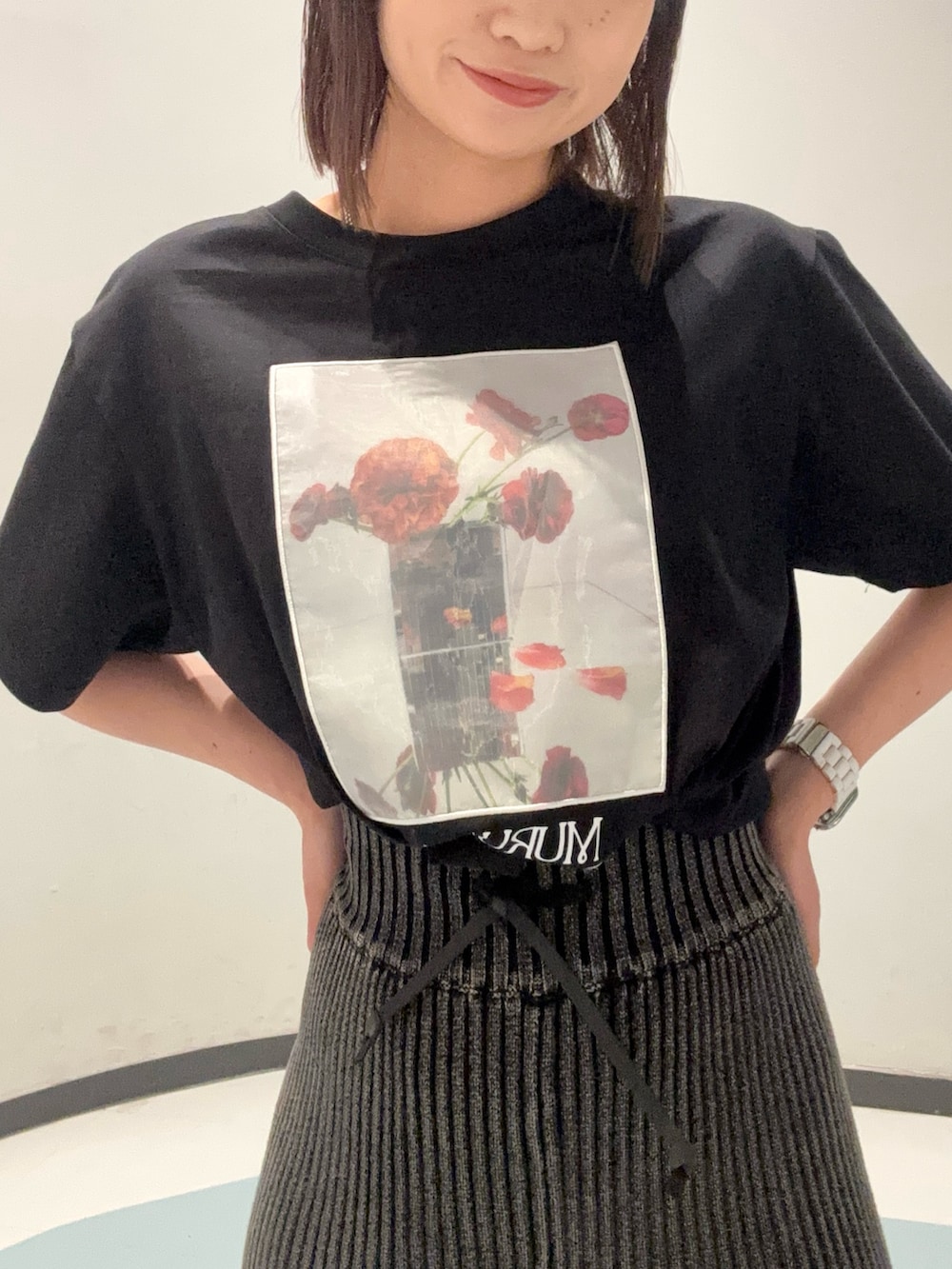 ブラック系のTシャツ/カットソー、ブラウン系のその他パンツ、ブラック系のブーツを着用したレディースの夏コーディネートの4枚目の写真