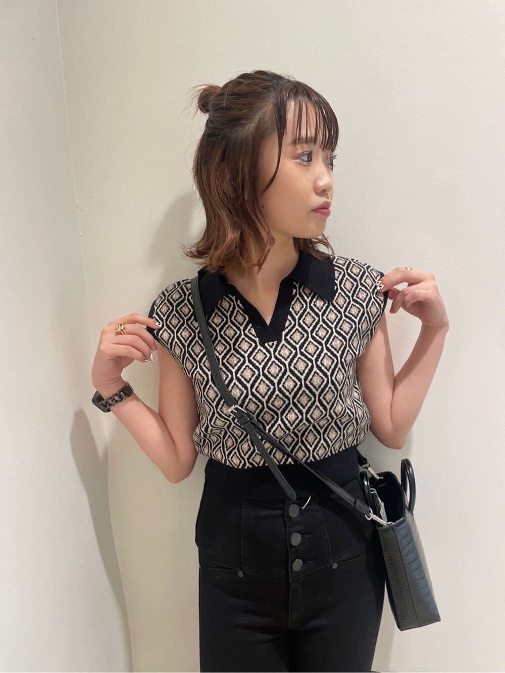 その他のサンダル、ブラック系のショルダーバッグ、ブラック系のニット/セーターを着用したレディースの夏コーディネートの4枚目の写真