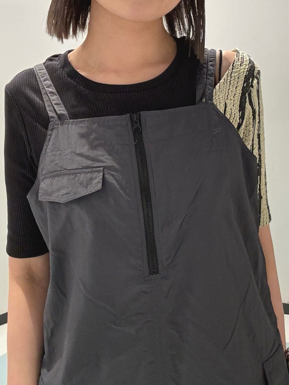ブルー系のショルダーバッグ、ブラック系のTシャツ/カットソー、グレー系のワンピースを着用したレディースの春コーディネートの4枚目の写真