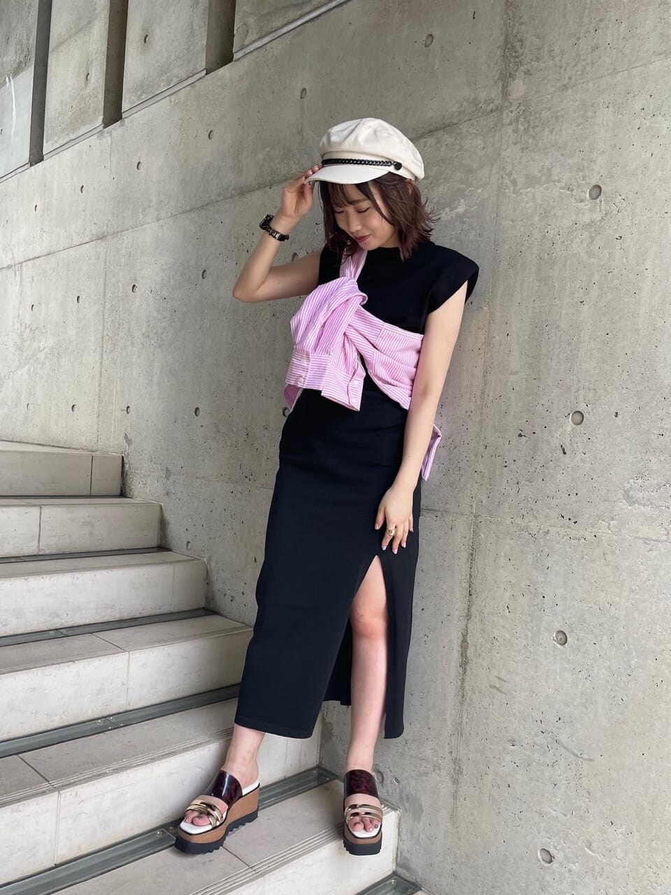 その他のサンダル、ホワイト系のデニムパンツ、ブラック系のスカートを着用したレディースの夏コーディネートの2枚目の写真