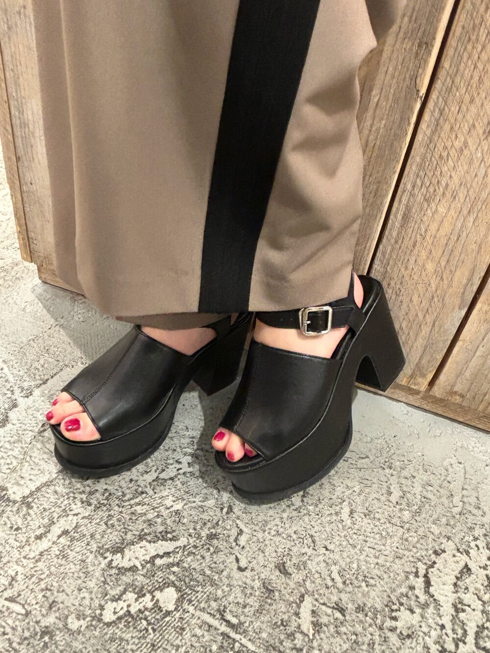 ブラック系のショルダーバッグ、ブラック系のサンダル、ホワイト系のTシャツ/カットソーを着用したレディースの春コーディネートの7枚目の写真