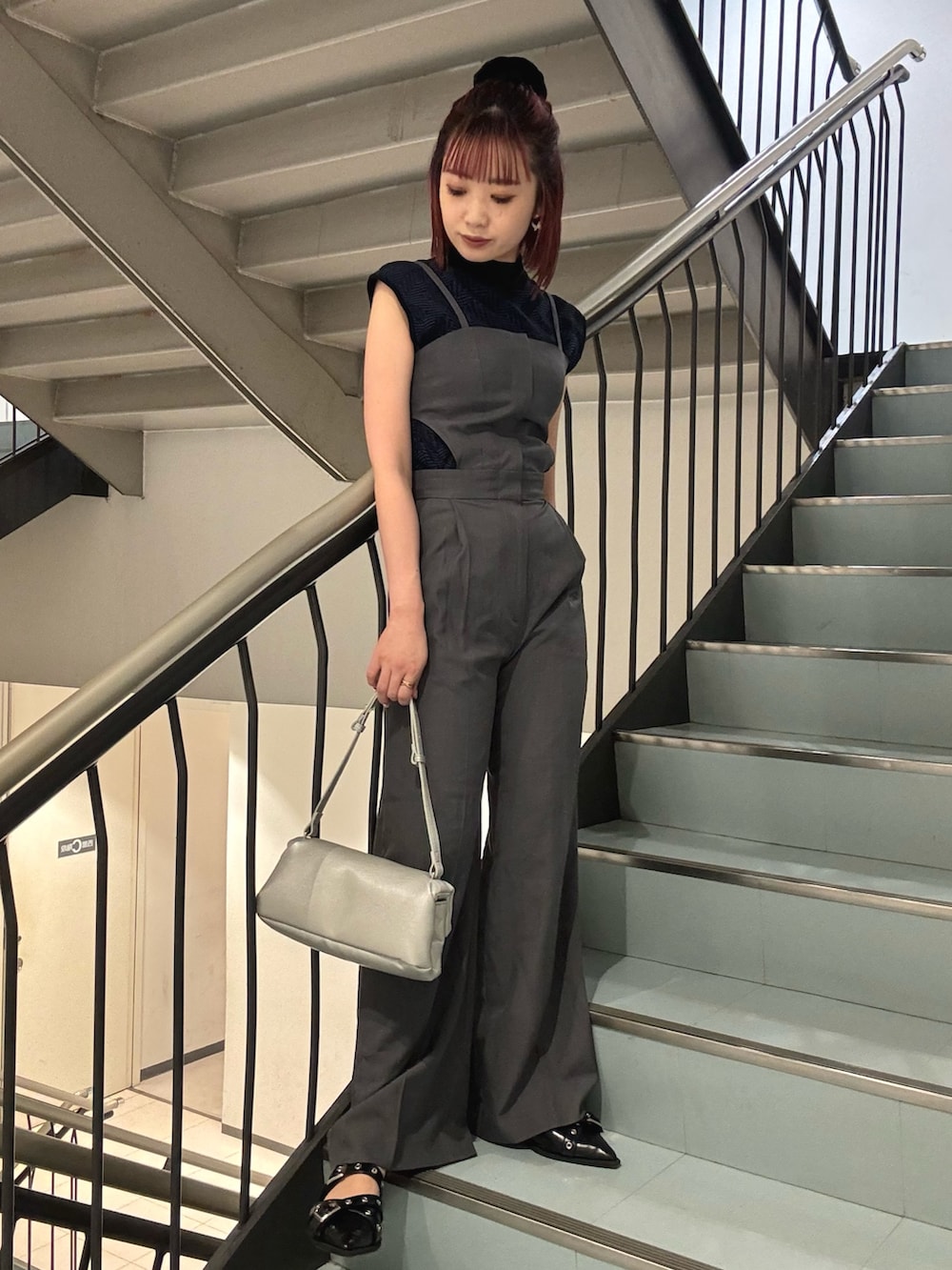 ブルー系のニット/セーター、グレー系のワンピースを着用したレディースの秋コーディネートの7枚目の写真