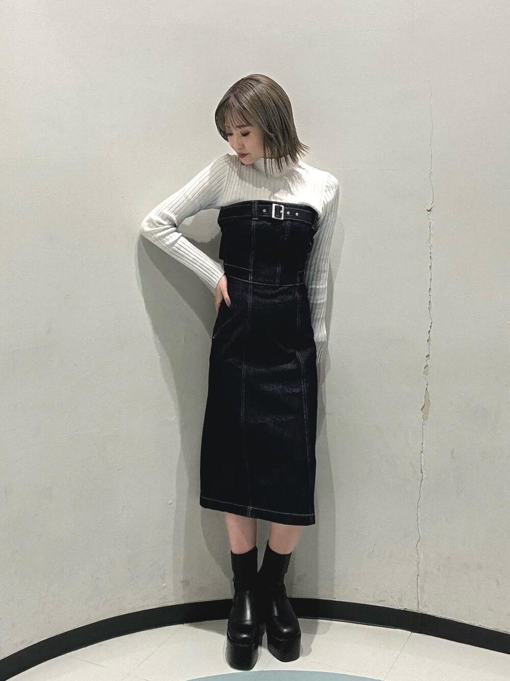 ブラック系のハンドバッグ、ブルー系のデニムジャケット、ブルー系のワンピースを着用したレディースの冬コーディネートの4枚目の写真