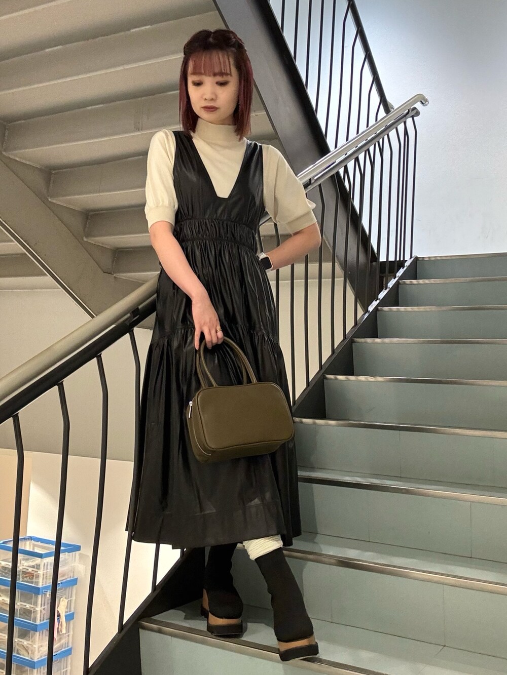 ブラック系のブーツ、ブラック系のワンピースを着用したレディースの秋コーディネートの6枚目の写真