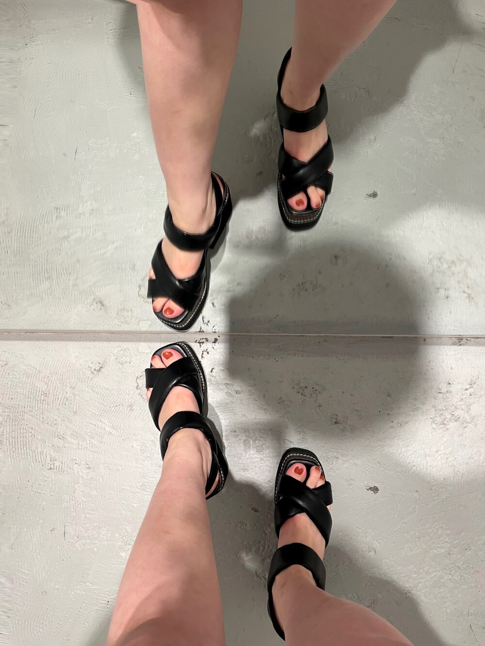 ブラック系のサンダル、ブラック系のシャツ/ブラウス、ブラック系のその他パンツを着用したレディースの夏コーディネートの7枚目の写真