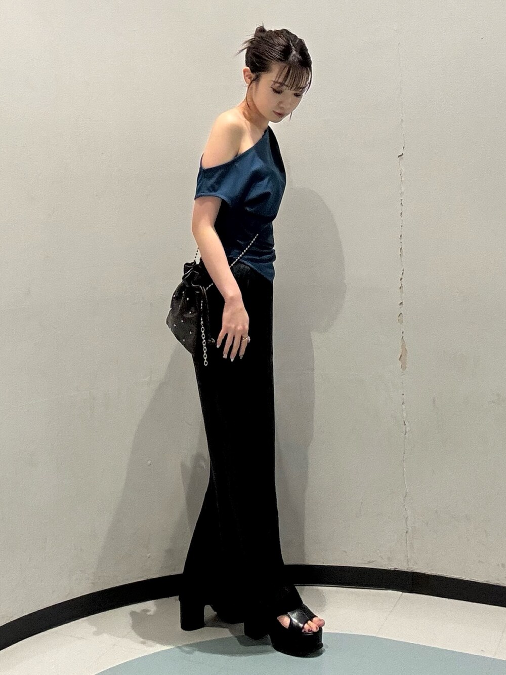 ブラック系のその他パンツ、ブラウン系のショルダーバッグ、ブルー系のTシャツ/カットソーを着用したレディースの夏コーディネートの2枚目の写真