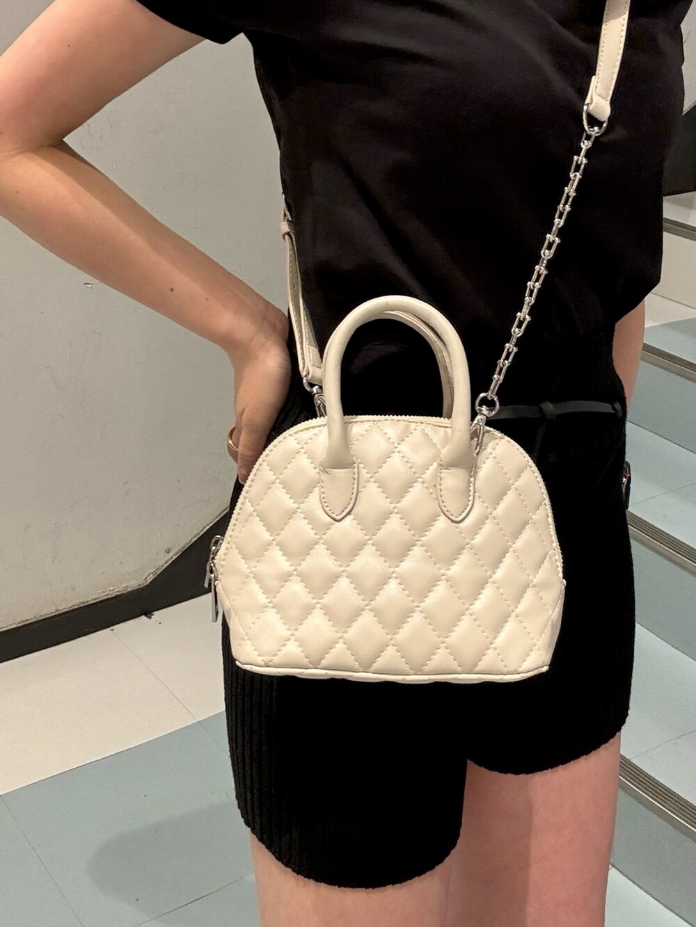 ピンク系のシャツ/ブラウス、ホワイト系のTシャツ/カットソー、ホワイト系のハンドバッグを着用したレディースの春コーディネートの7枚目の写真