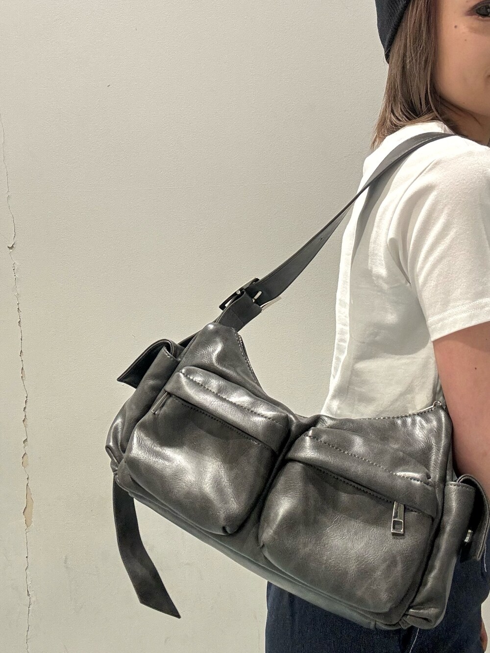 ホワイト系のTシャツ/カットソー、ブルー系のスカート、グレー系のショルダーバッグを着用したレディースの春コーディネートの6枚目の写真