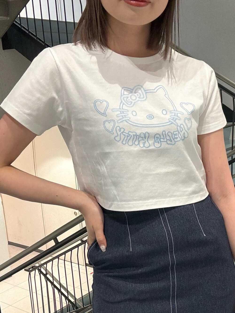 ホワイト系のTシャツ/カットソー、ブルー系のスカート、グレー系のショルダーバッグを着用したレディースの春コーディネートの4枚目の写真