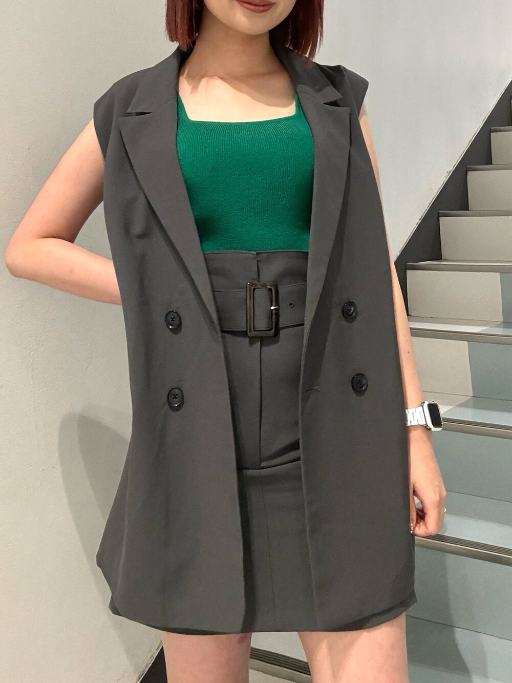 ブラック系のショルダーバッグ、グレー系のベスト、ブラック系のブーツを着用したレディースの夏コーディネートの5枚目の写真