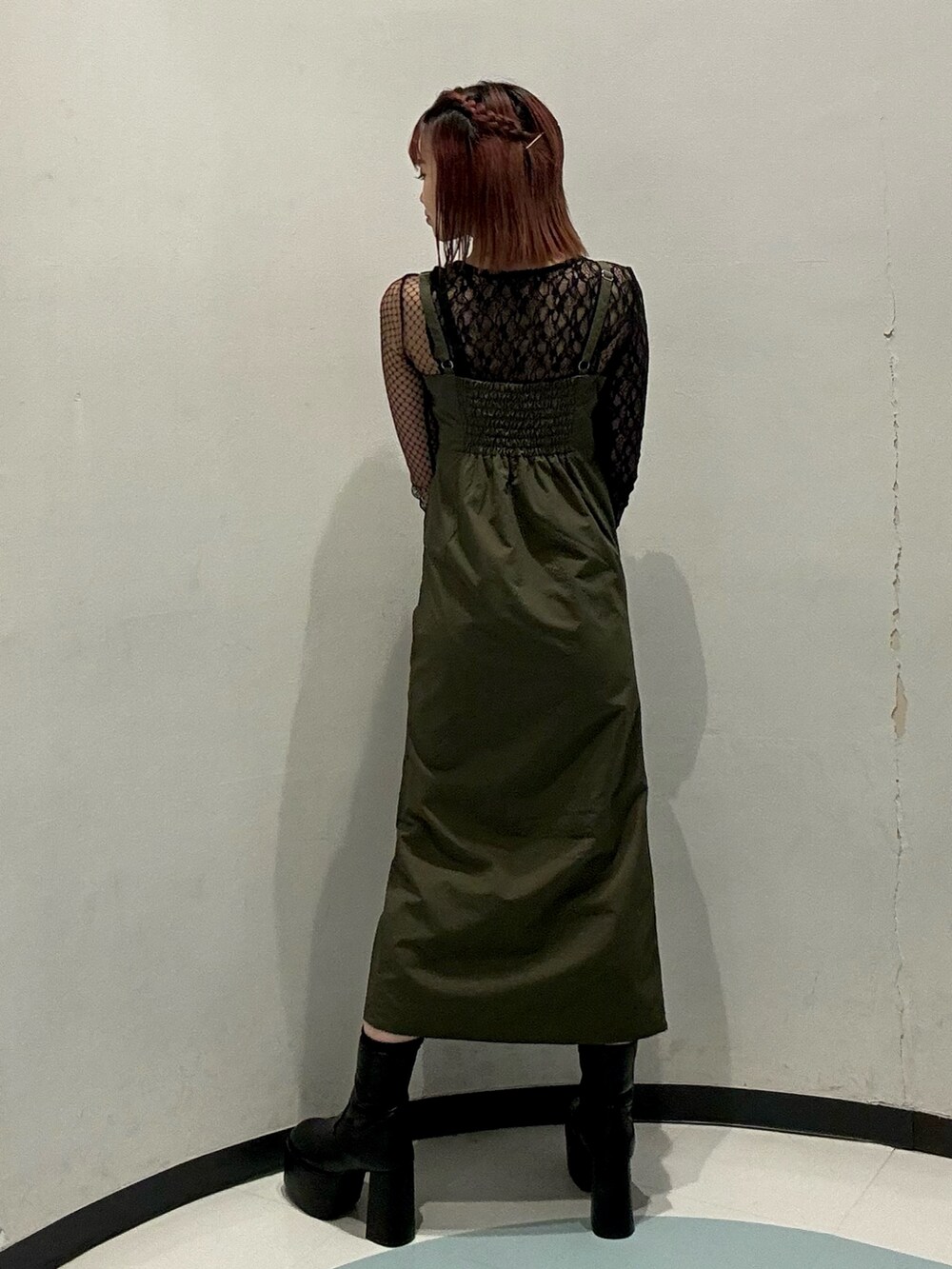 ブラック系のハンドバッグ、ブラック系のTシャツ/カットソー、ブラック系のブーツを着用したレディースの秋コーディネートの3枚目の写真