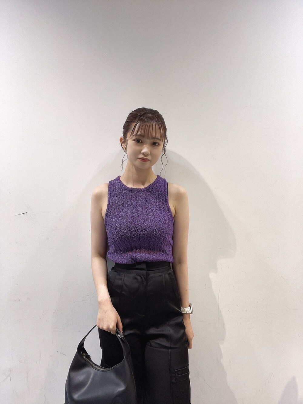 パープル系のタンクトップ、ブラック系のサンダル、ブラック系のスウェットパンツを着用したレディースの夏コーディネートの2枚目の写真