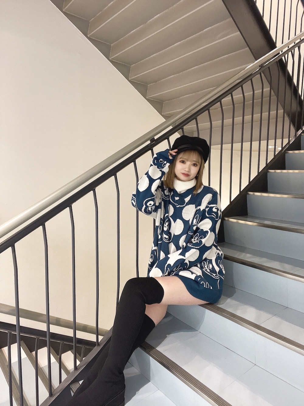 ブラック系のその他パンツ、ホワイト系のニット/セーター、ブルー系のニット/セーターを着用したレディースの秋コーディネートの2枚目の写真