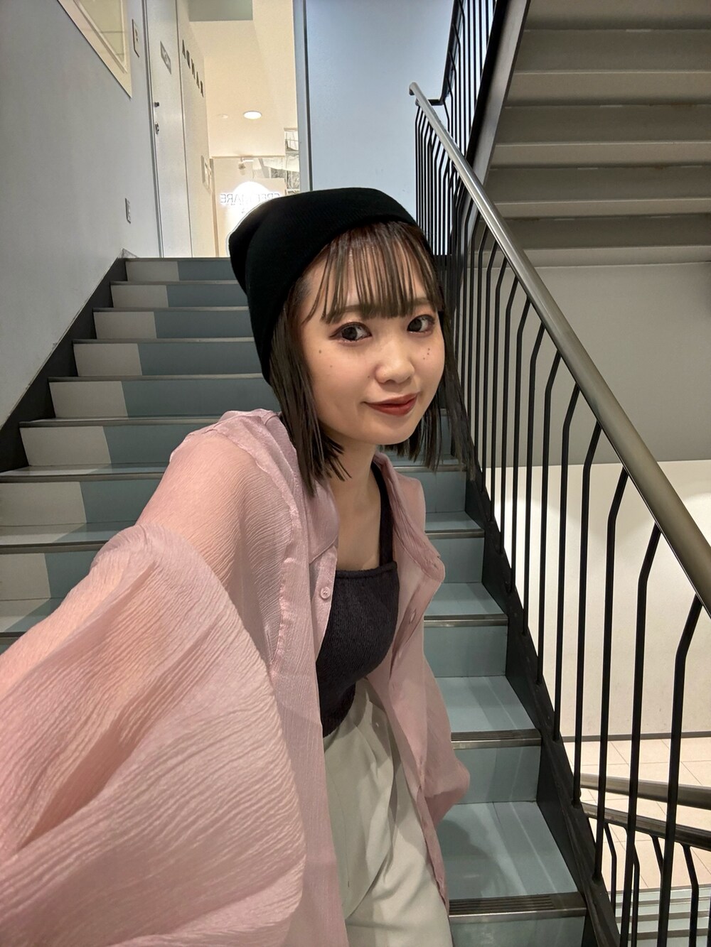 グレー系のニット/セーター、グレー系のその他パンツ、ピンク系のシャツ/ブラウスを着用したレディースの春コーディネートの7枚目の写真