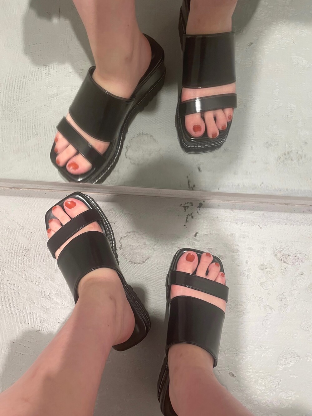 その他のショルダーバッグ、ブラック系のサンダル、ホワイト系のタンクトップを着用したレディースの夏コーディネートの6枚目の写真