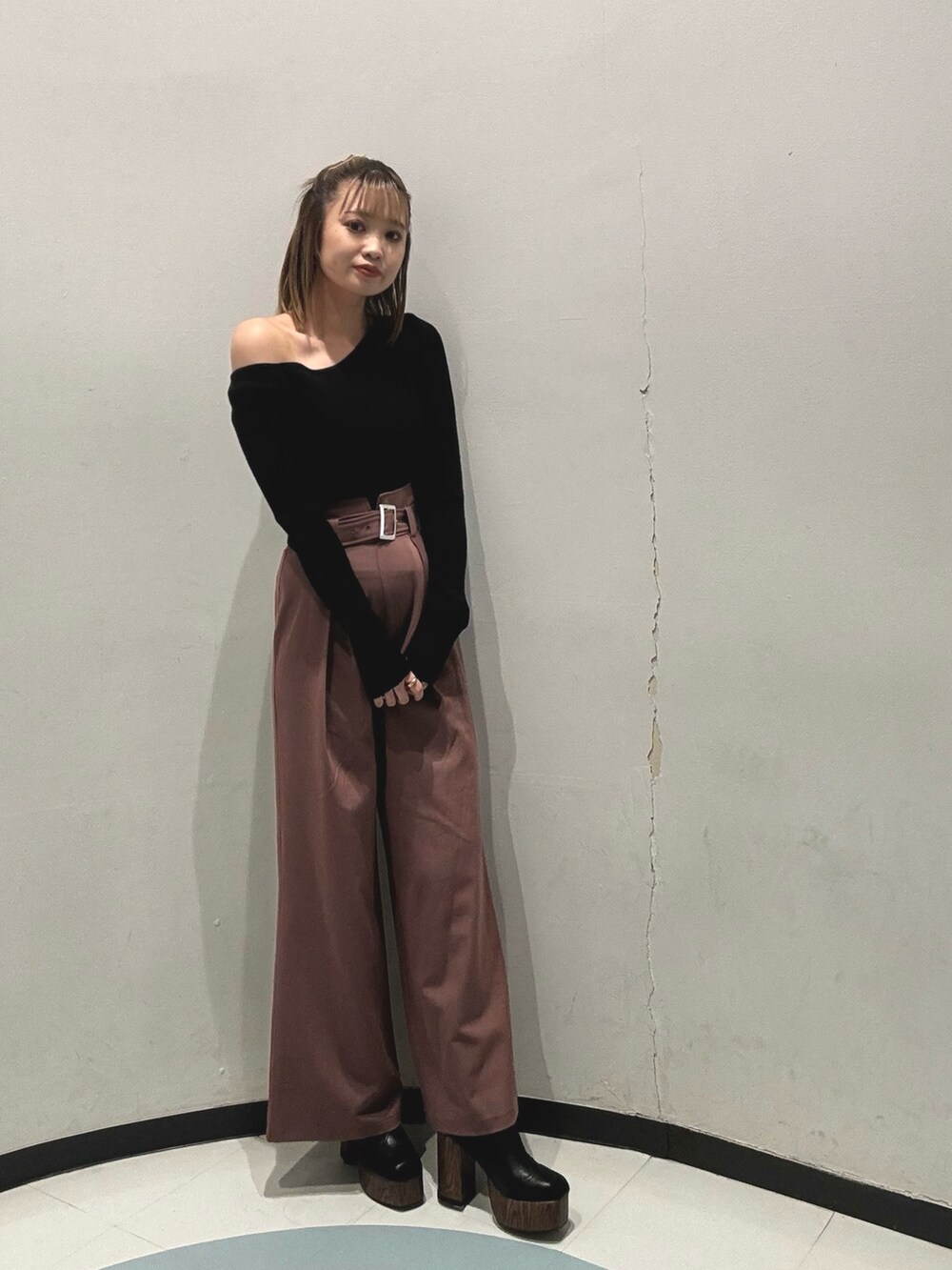 ピンク系のその他パンツ、ブラック系のニット/セーター、ブラック系のムートンコートを着用したレディースの秋コーディネートの2枚目の写真