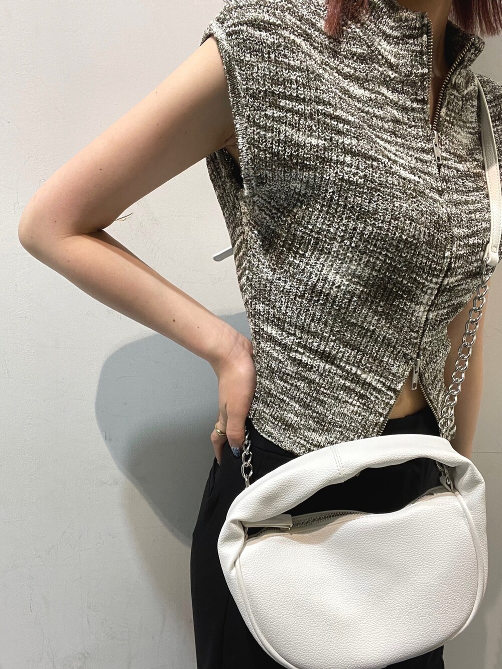 その他のニット/セーター、ブラック系のスラックス、ブラック系のサンダルを着用したレディースの春コーディネートの5枚目の写真