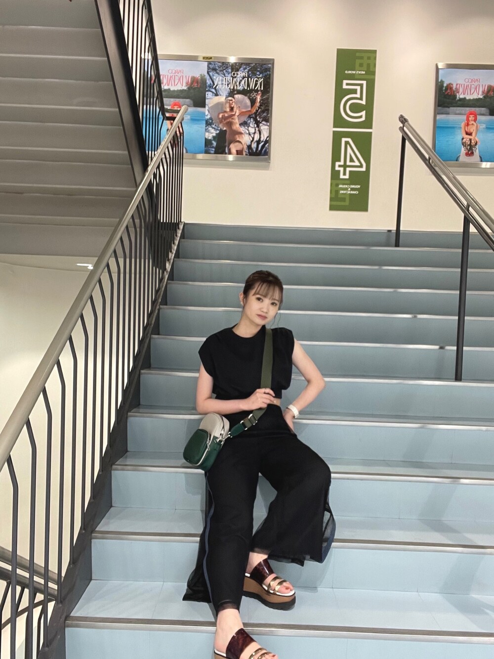 ブラック系のTシャツ/カットソー、ブラック系のスウェットパンツ、その他のサンダルを着用したレディースの夏コーディネートの2枚目の写真