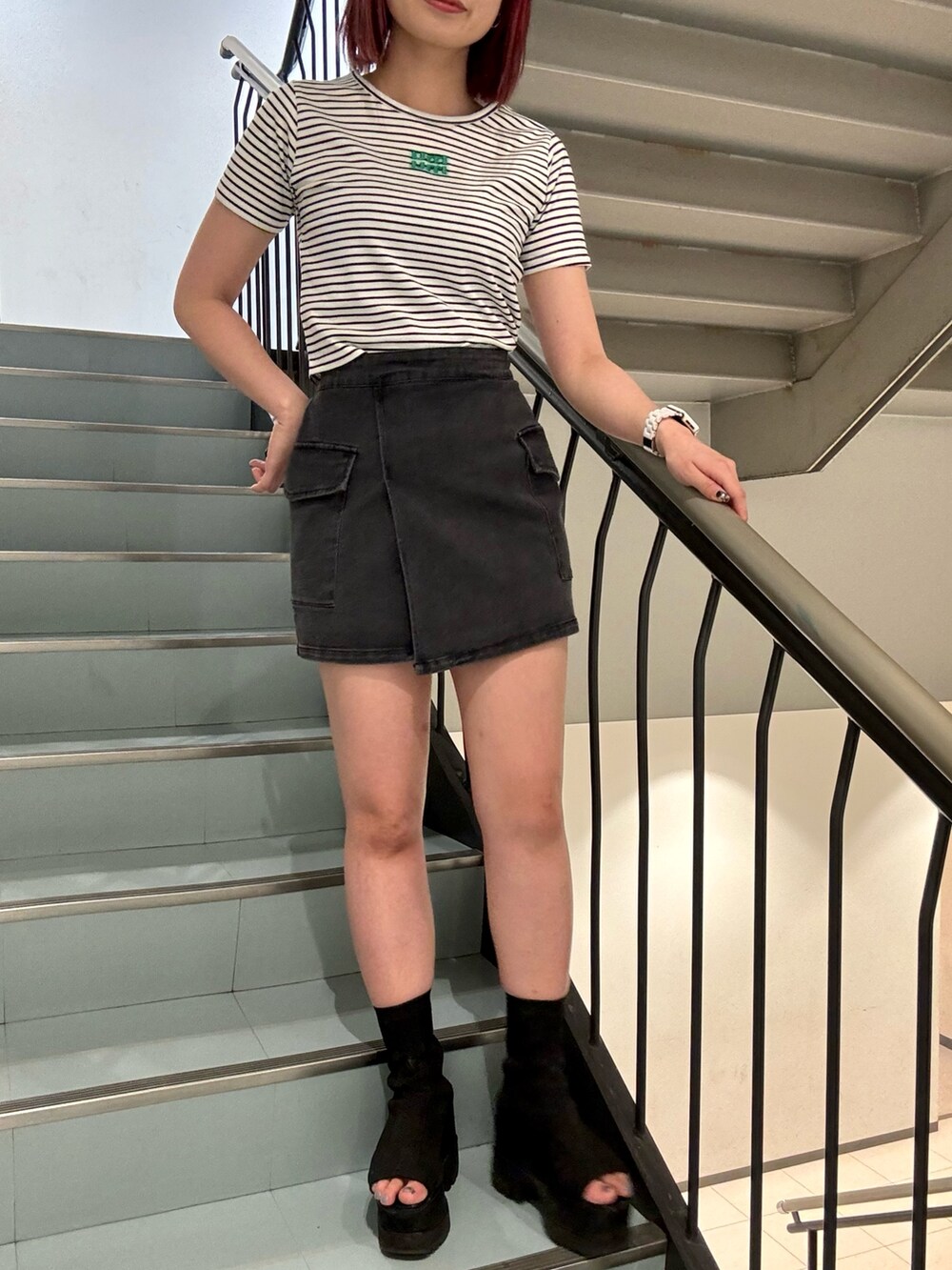 ブラック系のスカート、ブラック系のデニムジャケット、その他のTシャツ/カットソーを着用したレディースの夏コーディネートの7枚目の写真