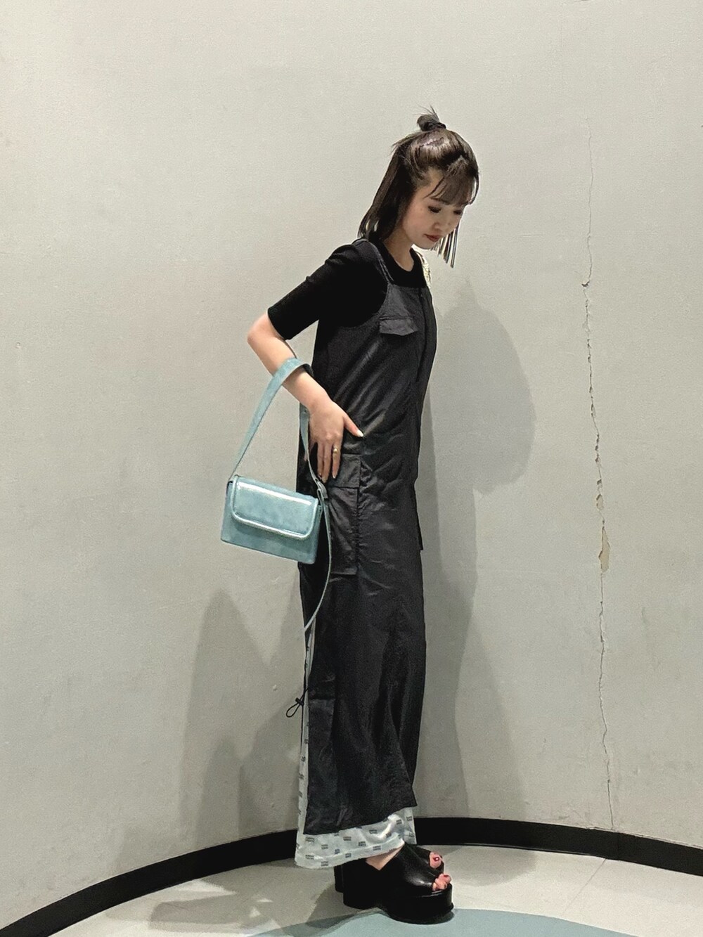 ブルー系のショルダーバッグ、ブラック系のTシャツ/カットソー、グレー系のワンピースを着用したレディースの春コーディネートの2枚目の写真