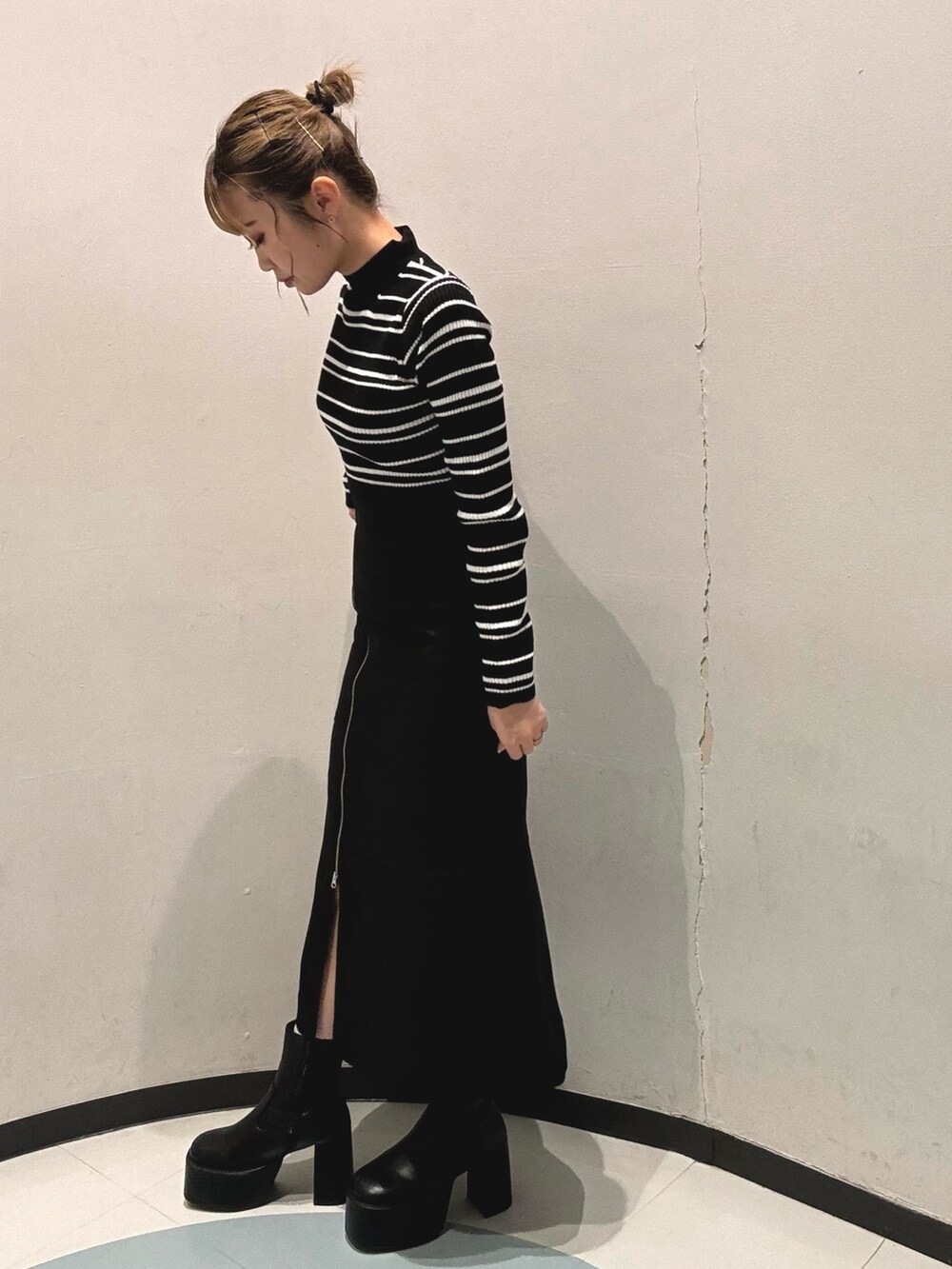 ブラック系のスカート、その他のニット/セーター、ブラウン系のムートンコートを着用したレディースの秋コーディネートの5枚目の写真