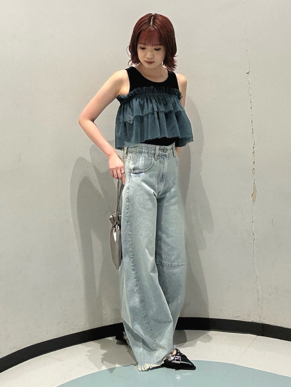 ブラック系のTシャツ/カットソー、ブルー系のデニムパンツ、ブラック系のパンプスを着用したレディースの夏コーディネートの2枚目の写真