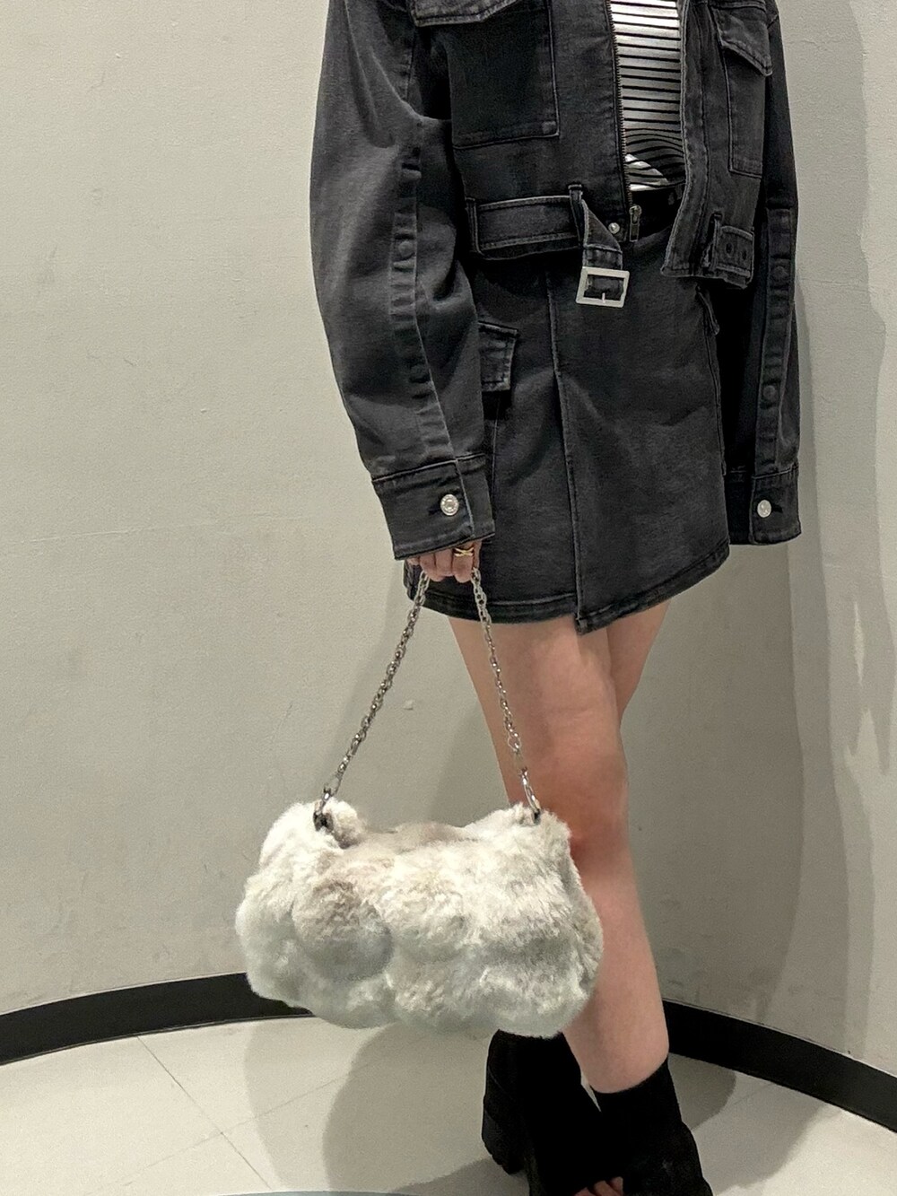 ブラック系のスカート、ブラック系のデニムジャケット、その他のTシャツ/カットソーを着用したレディースの夏コーディネートの4枚目の写真