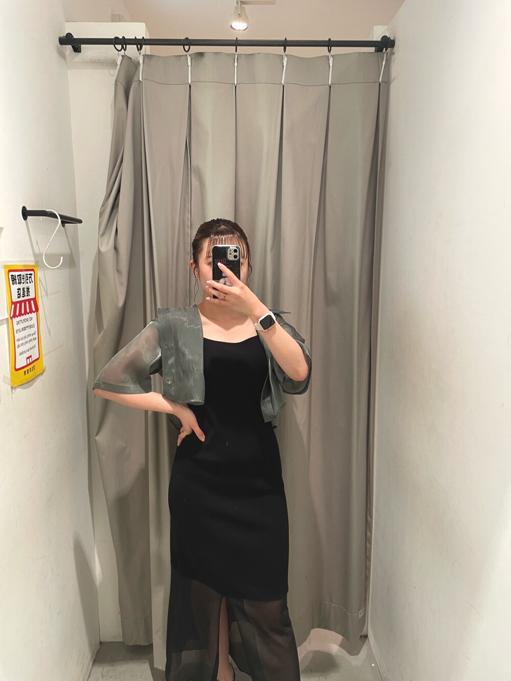 ブラック系のサンダル、ブラック系のワンピース、ベージュ系のシャツ/ブラウスを着用したレディースの夏コーディネートの6枚目の写真