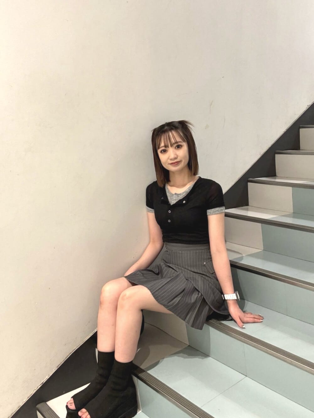 ブラック系のハンドバッグ、ブラック系のサンダル、ブラック系のTシャツ/カットソーを着用したレディースの夏コーディネートの5枚目の写真