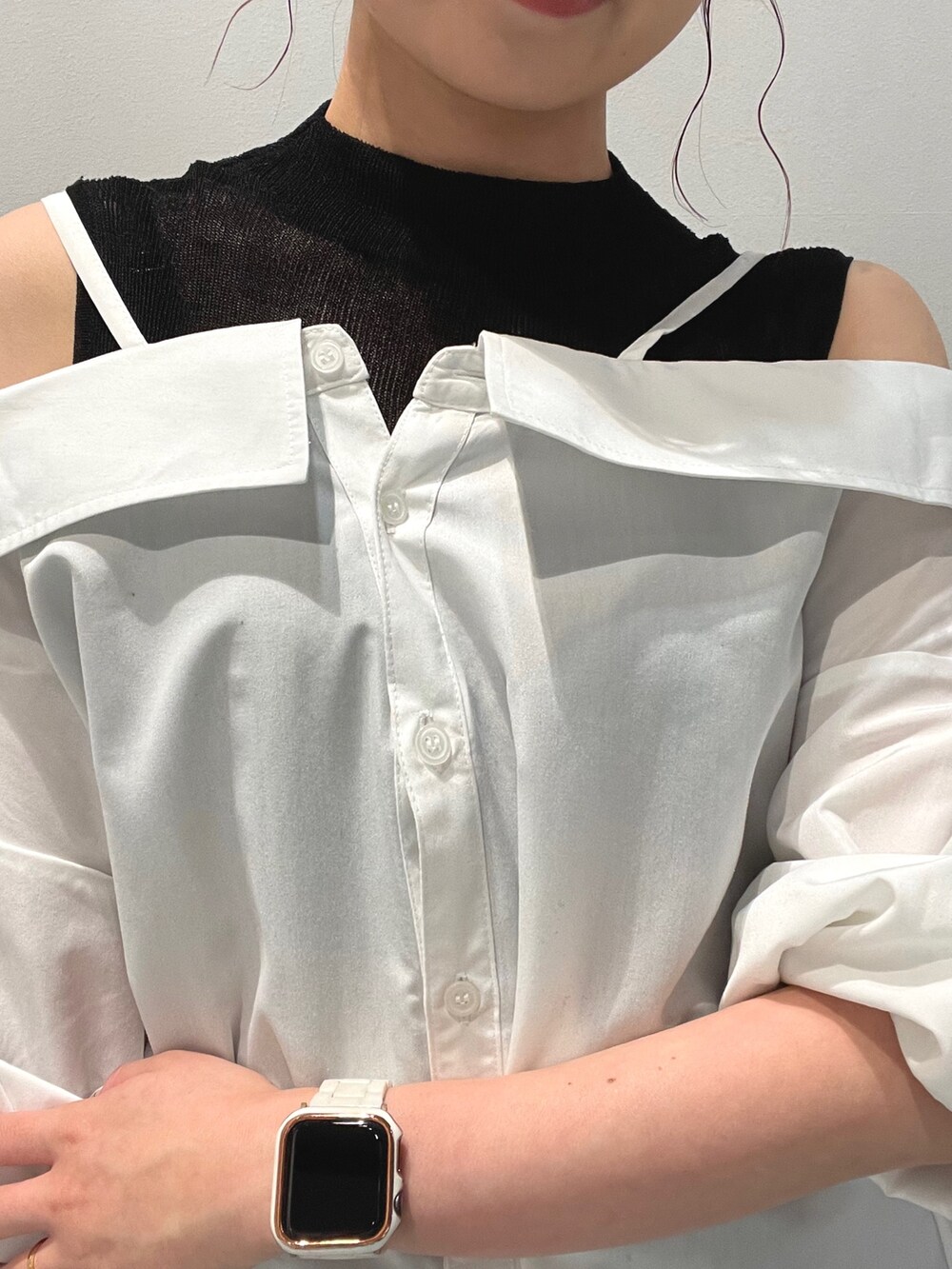 イエロー系のハンドバッグ、ホワイト系のシャツ/ブラウス、ブラック系のブーツを着用したレディースの夏コーディネートの6枚目の写真