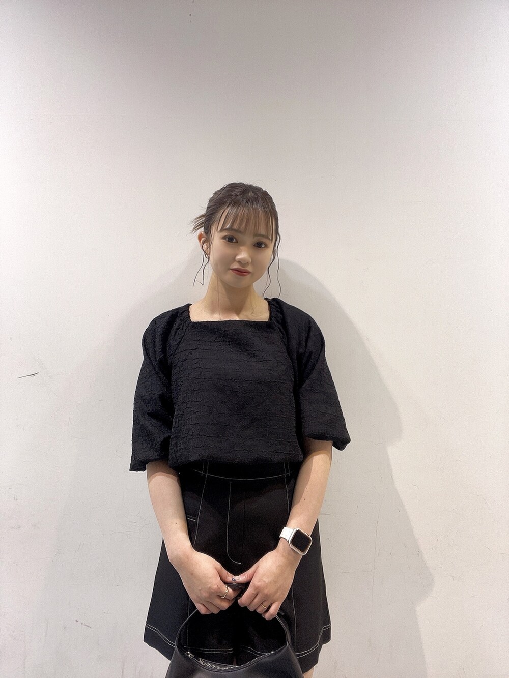 ブラック系のサンダル、ブラック系のシャツ/ブラウス、ブラック系のその他パンツを着用したレディースの夏コーディネートの3枚目の写真