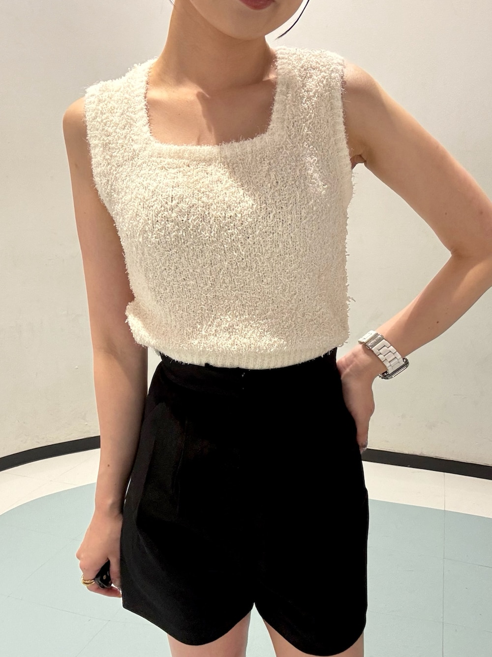 ブラック系のその他パンツ、ホワイト系のニット/セーター、ブラック系のベストを着用したレディースの夏コーディネートの5枚目の写真
