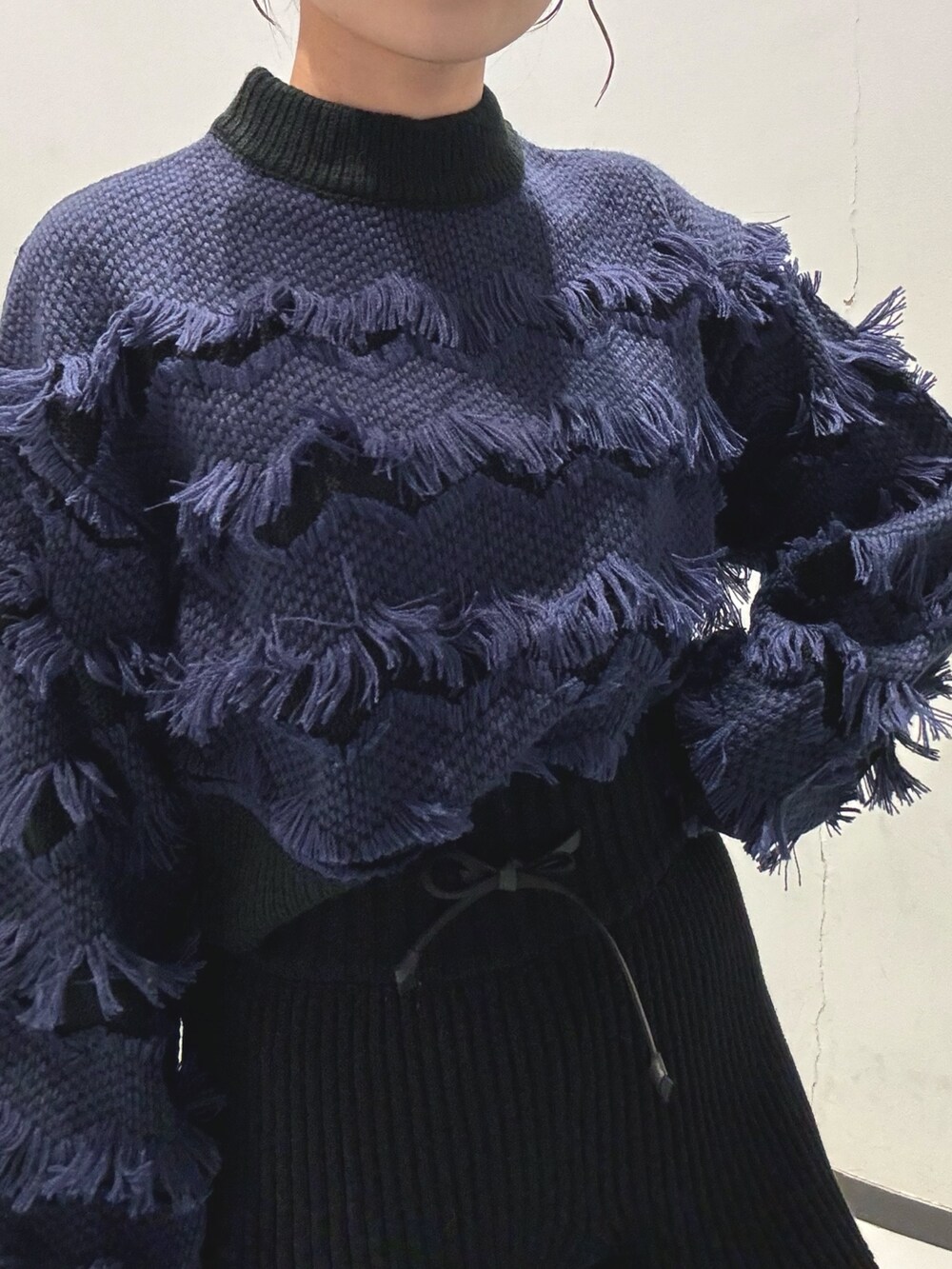 ブラック系のムートンコート、ブラック系のその他パンツ、ホワイト系のブーツを着用したレディースの秋コーディネートの6枚目の写真